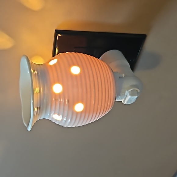 Scentsy “GROOVY WHITE” Wall Plug-in Wax Warmer - Picture 3 of 3